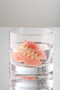 artificial_teeth_on_glass_with_water