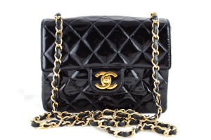 According to a so-called expert, women who carry the iconic Chanel Handbag smell like old books and glue.